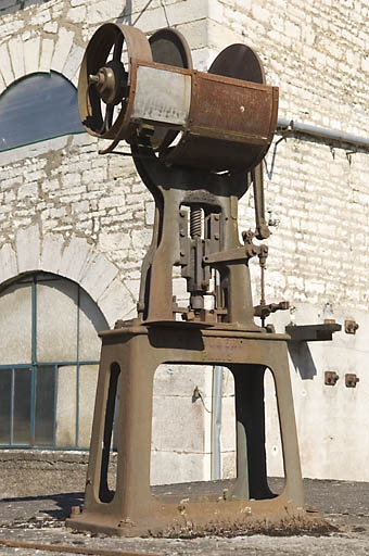 Presse à friction exposée à l'extérieur du musée. © Jérôme Mongreville / Région Bourgogne-Franche-Comté, Inventaire du patrimoine - 2008