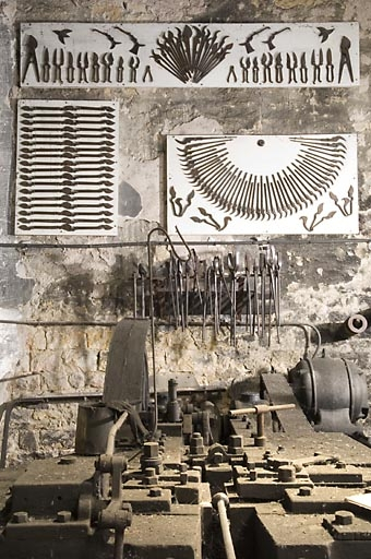 Atelier est. Machine à refouler et panneaux de présentation de sécateurs. © Jérôme Mongreville / Région Bourgogne-Franche-Comté, Inventaire du patrimoine - 2008