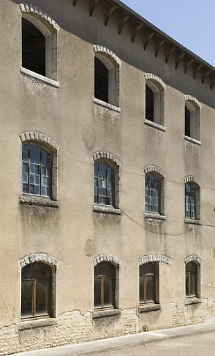 Travées de la façade sud de l'atelier de fabrication. © Jérôme Mongreville / Région Bourgogne-Franche-Comté, Inventaire du patrimoine - 2008