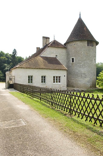 Vue rapprochée depuis le chemin d'accès en 2008. © Jérôme Mongreville / Région Bourgogne-Franche-Comté, Inventaire du patrimoine - 2008