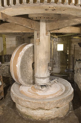 Paire de meules (ou ribe). Vue d'ensemble. © Jérôme Mongreville / Région Bourgogne-Franche-Comté, Inventaire du patrimoine - 2008