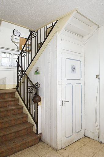 Intérieur : départ de l'escalier conduisant aux étages de l'aile en retour (1933). © Jérôme Mongreville / Région Bourgogne-Franche-Comté, Inventaire du patrimoine - 2009