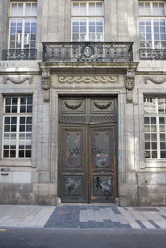 Détail du portail d'entrée, de face. © Yves Sancey / Région Bourgogne-Franche-Comté, Inventaire du patrimoine - 2009