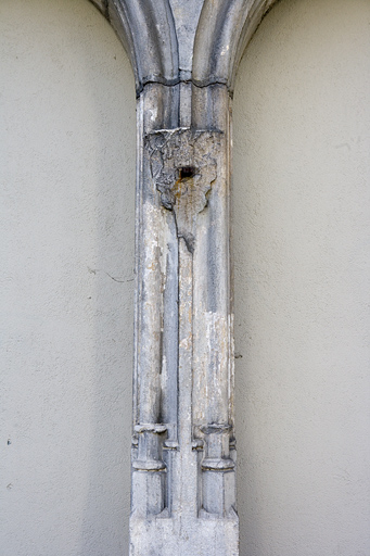Détail du pilier central de l'ancien portail d'entrée de l'église du couvent des Carmes. © Yves Sancey / Région Bourgogne-Franche-Comté, Inventaire du patrimoine - 2009
