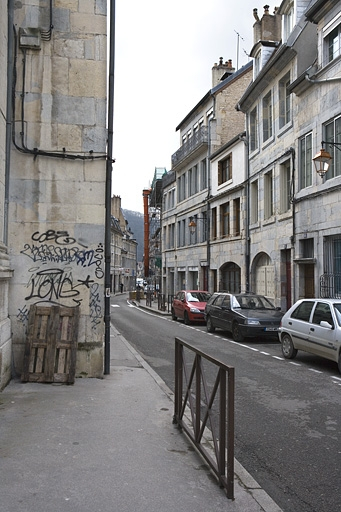 Vue d'ensemble de la façade principale dans l'alignement de la rue. © Yves Sancey / Région Bourgogne-Franche-Comté, Inventaire du patrimoine - 2009