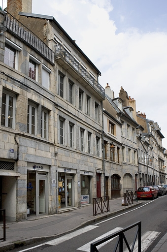 Vue d'ensemble rapprochée de la façade principale dans l'alignement de la rue. © Yves Sancey / Région Bourgogne-Franche-Comté, Inventaire du patrimoine - 2009