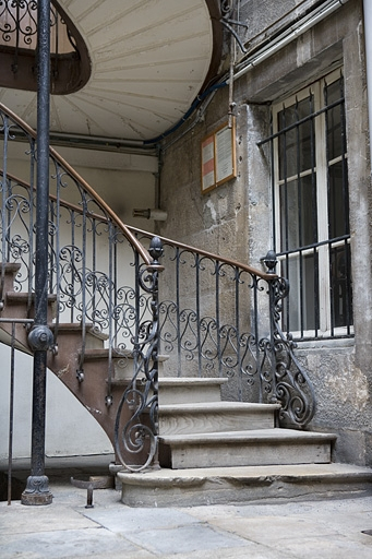Détail du départ de l'escalier à cage ouverte, vue verticale. © Yves Sancey / Région Bourgogne-Franche-Comté, Inventaire du patrimoine - 2009