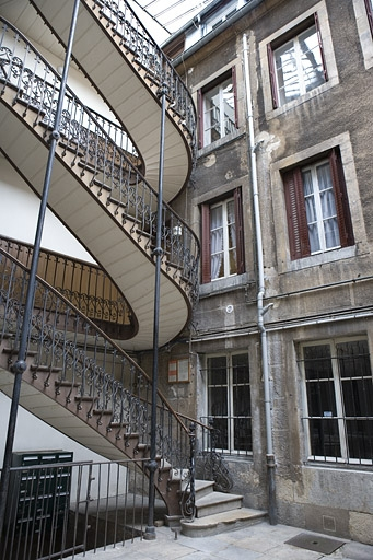 Détail de l'escalier à cage ouverte et de la façade antérieure du premier logis secondaire. © Yves Sancey / Région Bourgogne-Franche-Comté, Inventaire du patrimoine - 2009