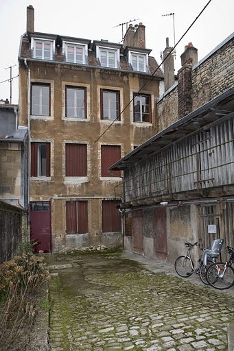 Vue d'ensemble de la façade postérieure du premier logis secondaire et des bûchers situés dans la deuxième cour. © Yves Sancey / Région Bourgogne-Franche-Comté, Inventaire du patrimoine - 2009