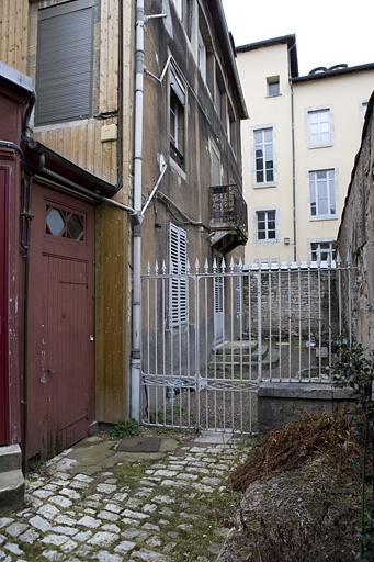 Vue d'ensemble de la façade antérieure du deuxième logis secondaire située dans la troisième cour. © Yves Sancey / Région Bourgogne-Franche-Comté, Inventaire du patrimoine - 2009
