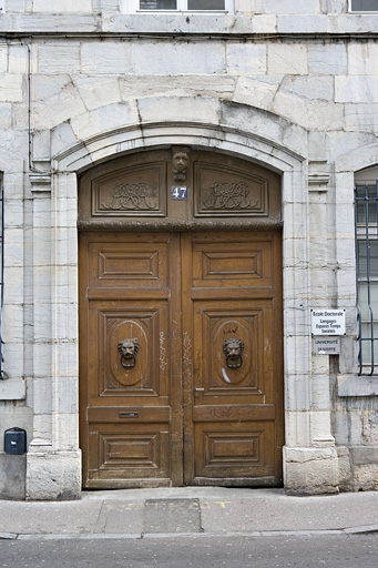Détail du portail d'entrée. © Yves Sancey / Région Bourgogne-Franche-Comté, Inventaire du patrimoine - 2009