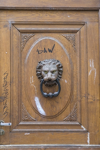 Vantail droit du portail d'entrée : détail du panneau central. © Yves Sancey / Région Bourgogne-Franche-Comté, Inventaire du patrimoine - 2009