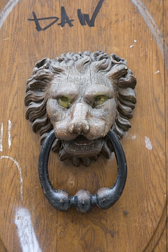 Vantail droit du portail d'entrée : détail du mufle de lion situé sur le panneau central, de face. © Yves Sancey / Région Bourgogne-Franche-Comté, Inventaire du patrimoine - 2009