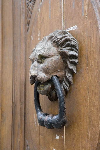 Vantail droit du portail d'entrée : détail du mufle de lion situé sur le panneau central, de trois quarts. © Yves Sancey / Région Bourgogne-Franche-Comté, Inventaire du patrimoine - 2009