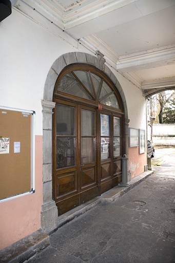 Détail de l'entrée de l'escalier à gauche du passage cocher. © Yves Sancey / Région Bourgogne-Franche-Comté, Inventaire du patrimoine - 2009