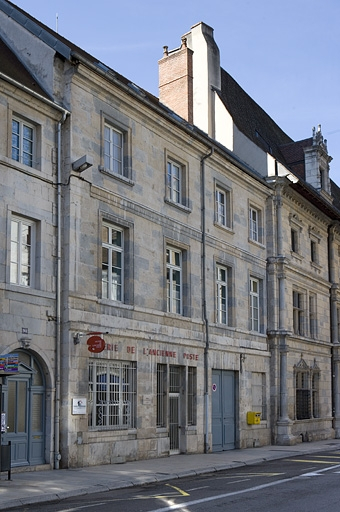 Immeuble du XIXe siècle à l'emplacement des anciens communs du palais, dits "le petit Granvelle". © Yves Sancey / Région Bourgogne-Franche-Comté, Inventaire du patrimoine - 2009 Immeuble du XIXe siècle à l'emplacement des anciens communs du palais, dits "le petit Granvelle". © Yves Sancey / Région Bourgogne-Franche-Comté, Inventaire du patrimoine - 2009