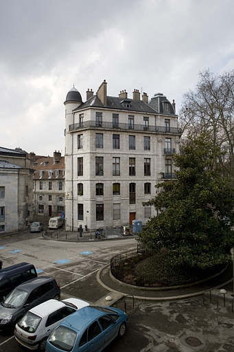 Vue d'ensemble de l'immeuble depuis la place Granvelle. © Yves Sancey / Région Bourgogne-Franche-Comté, Inventaire du patrimoine - 2009