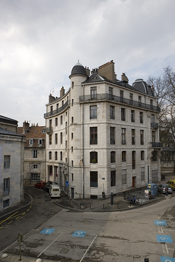 Vue d'ensemble de l'immeuble à l'angle de la place Granvelle et de la rue Lacoré. © Yves Sancey / Région Bourgogne-Franche-Comté, Inventaire du patrimoine - 2009