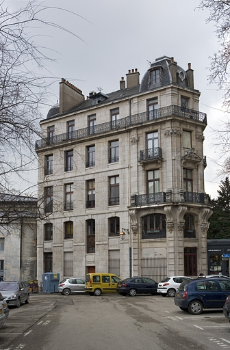 Vue d'ensemble de la façade sur la place du Théâtre, de trois quarts droit. © Yves Sancey / Région Bourgogne-Franche-Comté, Inventaire du patrimoine - 2009