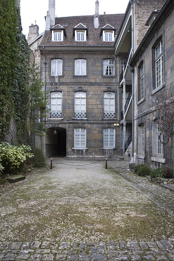 Vue d'ensemble de la façade postérieure du logis sur rue depuis le fond de la cour. © Yves Sancey / Région Bourgogne-Franche-Comté, Inventaire du patrimoine - 2009