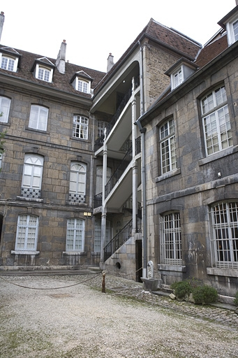 Vue d'ensemble de l'escalier à cage ouverte de trois quart droit. © Yves Sancey / Région Bourgogne-Franche-Comté, Inventaire du patrimoine - 2009