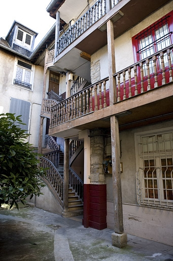 Vue d'ensemble de l'escalier à cage ouverte et des coursières depuis la cour. © Yves Sancey / Région Bourgogne-Franche-Comté, Inventaire du patrimoine - 2009