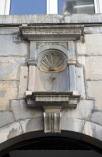 Détail de la niche au-dessus du portail d'entrée. © Yves Sancey / Région Bourgogne-Franche-Comté, Inventaire du patrimoine - 2009