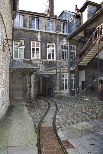 Vue de la cour avec la voie Decauville et de la façade antérieure du logis secondaire. © Yves Sancey / Région Bourgogne-Franche-Comté, Inventaire du patrimoine - 2009
