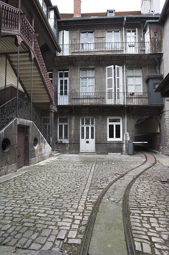Vue d'ensemble de la façade postérieure du logis sur rue. © Yves Sancey / Région Bourgogne-Franche-Comté, Inventaire du patrimoine - 2009