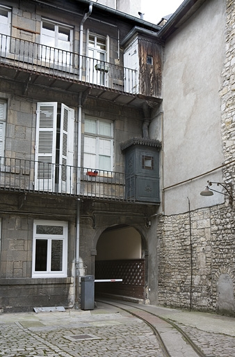 Façade postérieure du logis sur rue : détail des anciennes latrines au-dessus du portail d'entrée. © Yves Sancey / Région Bourgogne-Franche-Comté, Inventaire du patrimoine - 2009