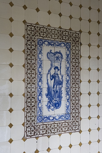 Détail d'un décor en faïence de la cage de l'escalier : personnage masculin. © Yves Sancey / Région Bourgogne-Franche-Comté, Inventaire du patrimoine - 2009
