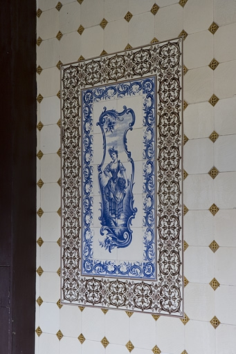 Détail d'un décor en faïence de la cage de l'escalier : personnage féminin. © Yves Sancey / Région Bourgogne-Franche-Comté, Inventaire du patrimoine - 2009