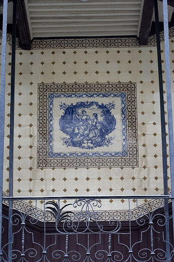 Détail d'un décor en faïence de la cage de l'escalier : deux personnages féminins. © Yves Sancey / Région Bourgogne-Franche-Comté, Inventaire du patrimoine - 2009
