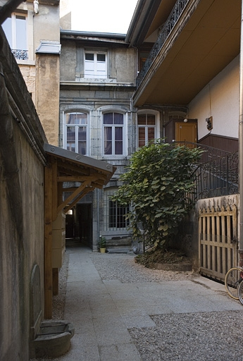 Vue d'ensemble de la façade postérieure du logis principal. © Yves Sancey / Région Bourgogne-Franche-Comté, Inventaire du patrimoine - 2009