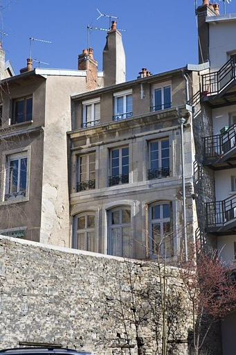 Vue de la façade postérieure du logis secondaire depuis la parcelle voisine. © Yves Sancey / Région Bourgogne-Franche-Comté, Inventaire du patrimoine - 2009