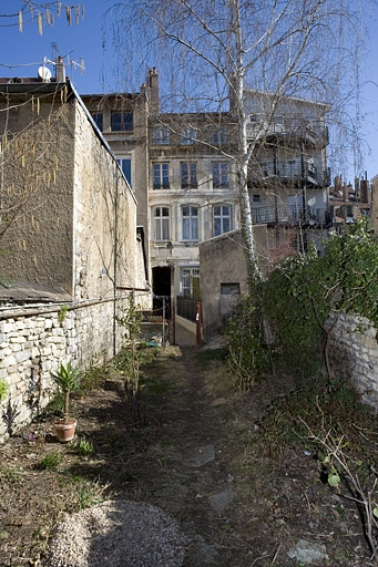 Vue de la façade postérieure du logis secondaire depuis le fond de la parcelle. © Yves Sancey / Région Bourgogne-Franche-Comté, Inventaire du patrimoine - 2009