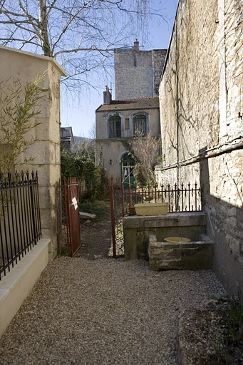 Vue de la fabrique de jardin au fond de la parcelle depuis la deuxième cour. © Yves Sancey / Région Bourgogne-Franche-Comté, Inventaire du patrimoine - 2009