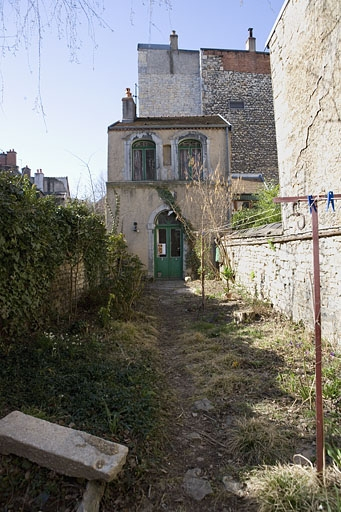 Vue d'ensemble de la fabrique de jardin au fond de la parcelle. © Yves Sancey / Région Bourgogne-Franche-Comté, Inventaire du patrimoine - 2009