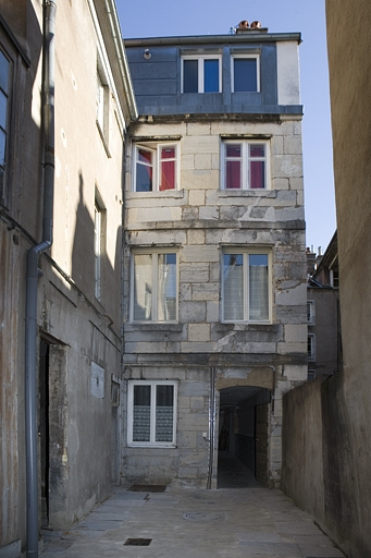 Vue d'ensemble de la façade postérieure du premier logis secondaire. © Yves Sancey / Région Bourgogne-Franche-Comté, Inventaire du patrimoine - 2009