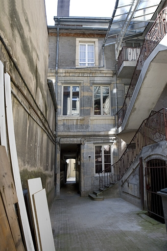 Vue d'ensemble de la façade antérieure du premier logis secondaire. © Yves Sancey / Région Bourgogne-Franche-Comté, Inventaire du patrimoine - 2009