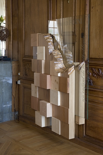 Intérieur : vue d'ensemble de la sculpture dédiée au président Raymond Forni, de trois-quarts. © Yves Sancey / Région Bourgogne-Franche-Comté, Inventaire du patrimoine - 2009