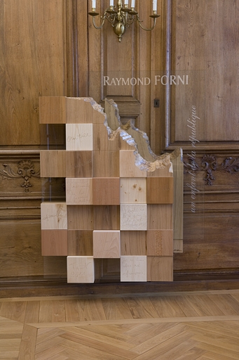 Intérieur : vue d'ensemble de la sculpture dédiée au président Raymond Forni, de face. © Yves Sancey / Région Bourgogne-Franche-Comté, Inventaire du patrimoine - 2009