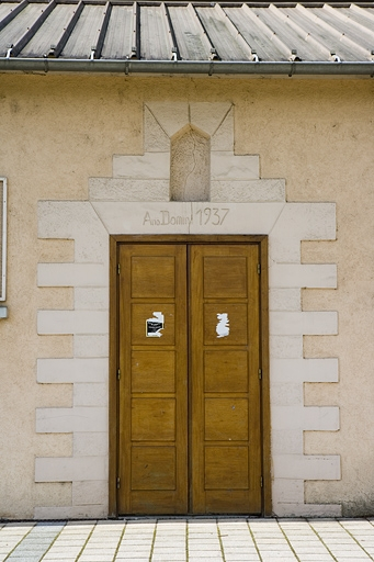 Porte de la salle des loisirs et de cinéma. © Yves Sancey / Région Bourgogne-Franche-Comté, Inventaire du patrimoine - 2009