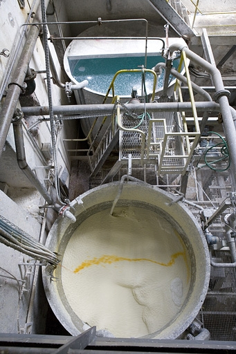 Atelier de fabrication (premier étage). Mélangeurs à colorants. © Yves Sancey / Région Bourgogne-Franche-Comté, Inventaire du patrimoine - 2009
