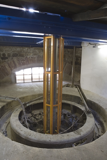 Bâtiment d'eau. Arbre de transmission vertical d'une turbine. © Yves Sancey / Région Bourgogne-Franche-Comté, Inventaire du patrimoine - 2009