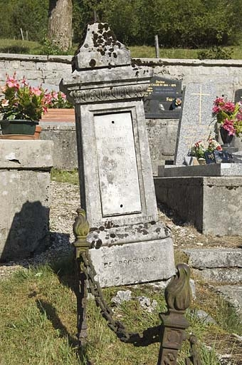 Tombeau d'Edmond Poix-Prévot (non étudié). © Jérôme Mongreville / Région Bourgogne-Franche-Comté, Inventaire du patrimoine - 2009 Tombeau d'Edmond Poix-Prévot (non étudié). © Jérôme Mongreville / Région Bourgogne-Franche-Comté, Inventaire du patrimoine - 2009