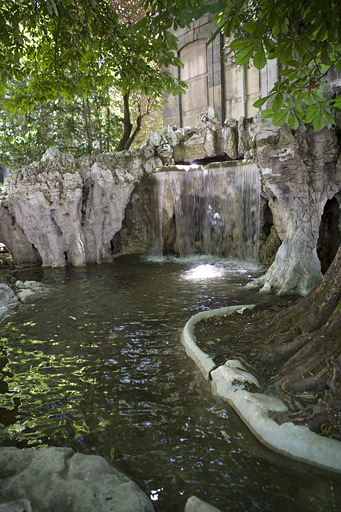 Détail de la grotte artificielle de trois quarts droit. © Yves Sancey / Région Bourgogne-Franche-Comté, Inventaire du patrimoine - 2009