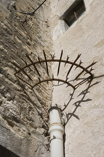 Façade latérale gauche : détail d'un élément horizontal en ferronnerie non identifié. © Yves Sancey / Région Bourgogne-Franche-Comté, Inventaire du patrimoine - 2009 Façade latérale gauche : détail d'un élément horizontal en ferronnerie non identifié. © Yves Sancey / Région Bourgogne-Franche-Comté, Inventaire du patrimoine - 2009