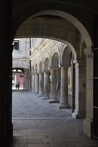 Vue du portail d'entrée sur rue depuis le portail donnant sur l'ancien jardin. © Yves Sancey / Région Bourgogne-Franche-Comté, Inventaire du patrimoine - 2009 Vue du portail d'entrée sur rue depuis le portail donnant sur l'ancien jardin. © Yves Sancey / Région Bourgogne-Franche-Comté, Inventaire du patrimoine - 2009