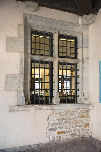 Détail d'une fenêtre à l'angle est du portique. © Yves Sancey / Région Bourgogne-Franche-Comté, Inventaire du patrimoine - 2009 Détail d'une fenêtre à l'angle est du portique. © Yves Sancey / Région Bourgogne-Franche-Comté, Inventaire du patrimoine - 2009